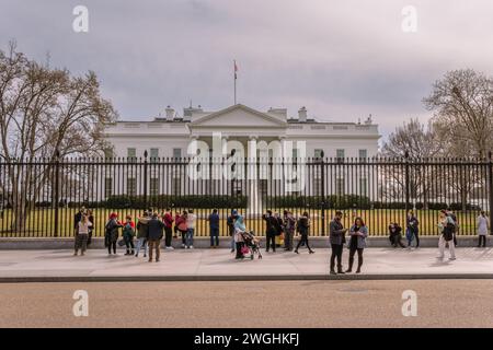 WASHINGTON, D.C. - 15 febbraio 2023: Turisti di fronte alla Casa Bianca. Foto Stock