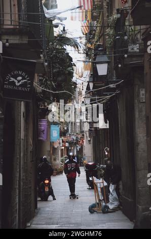 Stretta e tipica strada del quartiere gotico di Barcellona in Catalogna, Spagna, il 16 gennaio 2021 Foto Stock