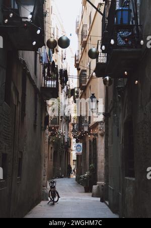 Stretta e tipica strada del quartiere gotico di Barcellona in Catalogna, Spagna, il 16 gennaio 2021 Foto Stock