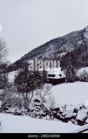Casa nascosta coperta di neve sulle montagne di Andorra, il 18 novembre 2021 Foto Stock
