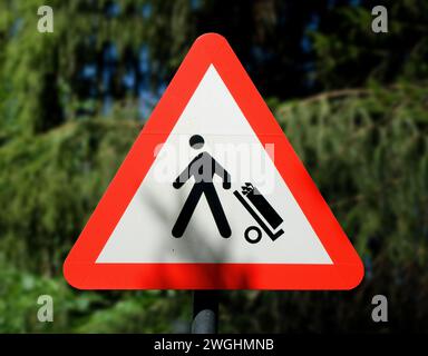 Un cartello stradale segnala i golfisti nei pressi di Chiemsee, Baviera, Germania Foto Stock