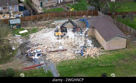 I lavori continuano a demolire un blocco di piscine termali non autorizzato nella casa di Hannah Ingram-Moore, la figlia del defunto capitano Sir Tom Moore, a Marston Moretaine, Bedfordshire. Data foto: Lunedì 5 febbraio 2024. Foto Stock