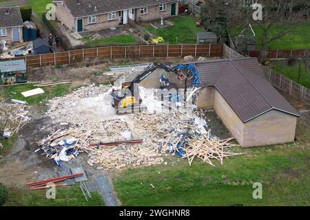 I lavori continuano a demolire un blocco di piscine termali non autorizzato nella casa di Hannah Ingram-Moore, la figlia del defunto capitano Sir Tom Moore, a Marston Moretaine, Bedfordshire. Data foto: Lunedì 5 febbraio 2024. Foto Stock