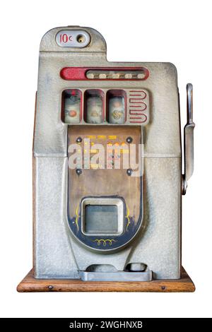 Slot machine vintage con intemperie isolato su sfondo bianco Foto Stock