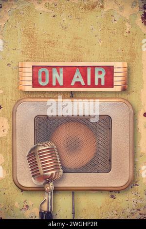 Immagine in stile retrò di un autentico microfono vintage con segnaletica e altoparlante illuminati on air Foto Stock