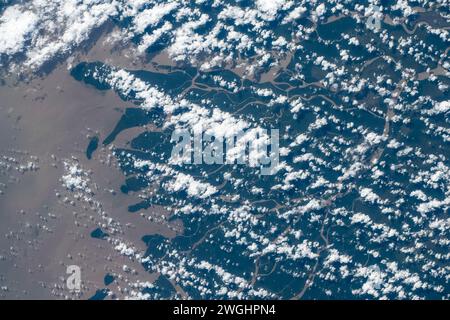 La terra costiera è caratterizzata da nuvole, nel nord del Venezuela Foto Stock