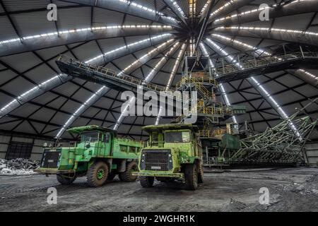 Camion verdi nella sala di miscelazione del carbone rotonda della miniera di Zeche Prosper-Haniel Kohlemischhalle / "Black Hole" Foto Stock