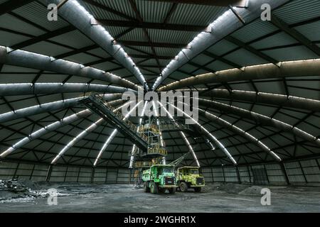 Camion verdi nella sala di miscelazione del carbone rotonda della miniera di Zeche Prosper-Haniel Kohlemischhalle / "Black Hole" Foto Stock