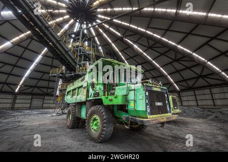 Camion verdi nella sala di miscelazione del carbone rotonda della miniera di Zeche Prosper-Haniel Kohlemischhalle / "Black Hole" Foto Stock