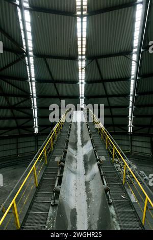 Nastro trasportatore nella sala di miscelazione a carbone rotondo della miniera di Zeche Prosper-Haniel Kohlemischhalle / "Black Hole" Foto Stock