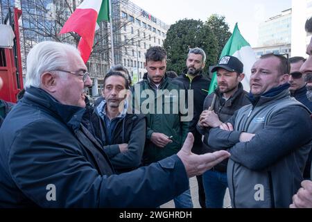 Foto Alessandro Cimma/LaPresse 05-02-2024 Milano (Italia) cronaca - Palazzo regione Lombardia. Protesta agricoltori contro le politiche agricole europee 05 febbraio 2024 Milano, Italia - News - Palazzo regione Lombardia. Gli agricoltori protestano. Foto Stock