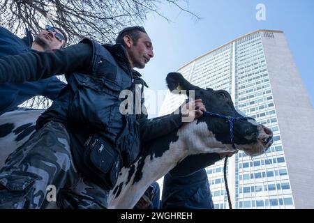 Foto Alessandro Cimma/LaPresse 05-02-2024 Milano (Italia) cronaca - Palazzo regione Lombardia. Protesta agricoltori contro le politiche agricole europee 05 febbraio 2024 Milano, Italia - News - Palazzo regione Lombardia. Gli agricoltori protestano. Foto Stock