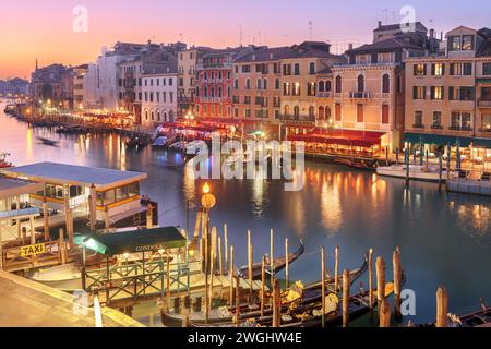 Venezia, Italia con vista su barche e gondole nel Canal Grande al crepuscolo. Foto Stock