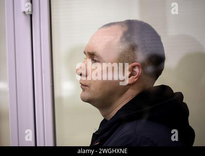 CHARKIV, UCRAINA - 5 FEBBRAIO 2024 - l'ex ufficiale di polizia Oleksandr Solovei accusato di aver collaborato con le autorità di occupazione russe a Izium, regione di Charkiv, è condannato a 15 anni di carcere con confisca, Charkiv, Ucraina nord-orientale. Foto Stock