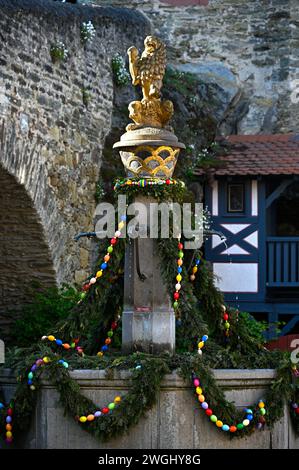 Loewenbrunnen am Koenig-Adolf-Platz in Idstein wird zum Osterbrunnen foto vom 17.04.2022. Der Osterbrunnen wird traditionsgemaess jedes Jahr einige Tage vor Ostern mit mehreren hundert bunt bemalten Eiern geschmueckt. SOLO PER USO EDITORIALE *** la fontana del Leone su Koenig Adolf Platz a Idstein diventa una fontana di Pasqua foto dal 17 04 2022 la fontana di Pasqua è tradizionalmente decorata ogni anno pochi giorni prima di Pasqua con diverse centinaia di uova colorate SOLO USO EDITORIALE Copyright: epd-bild/HeikexLyding  DSC6202 Foto Stock