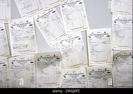 Le vecchie ricevute d'epoca erano fissate a muro per la nuova azienda automobilistica statale nel garage abbandonato sulla strada 89 di Jerome, Route 66 Foto Stock