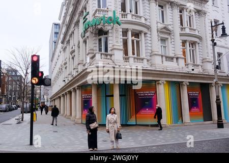 Bond Street, Londra, Regno Unito. 5 febbraio 2024. L'iconico negozio Fenwick Bond Street chiude dopo 130 anni. Crediti: Matthew Chattle/Alamy Live News Foto Stock