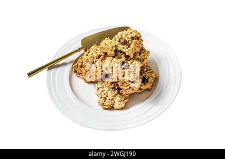 Biscotti appena sfornati con farinata d'avena ai mirtilli. Isolato su sfondo bianco. Vista dall'alto Foto Stock