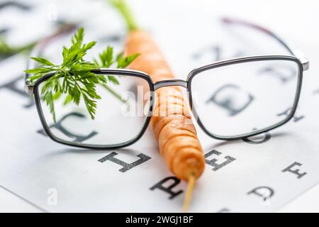 Bicchieri diottici e come abbiamo le carote. Foto divertente per una vista sana. Bicchieri e carote, concetto di buona vista. Foto Stock