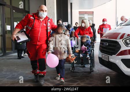 Bologna, Italia. 5 febbraio 2024. Foto Guido Calamosca/LaPresse 05-02-2024 Bologna, Italia - ospedale Rizzoli, Arrivo di bambini provenienti da Gaza 05 febbraio 2024 Bologna news gaza bambino arriva all'ospedale di rizzoli credito: LaPresse/Alamy Live News Foto Stock