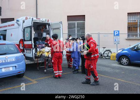 Bologna, Italia. 5 febbraio 2024. Foto Guido Calamosca/LaPresse 05-02-2024 Bologna, Italia - ospedale Rizzoli, Arrivo di bambini provenienti da Gaza 05 febbraio 2024 Bologna news gaza bambino arriva all'ospedale di rizzoli credito: LaPresse/Alamy Live News Foto Stock