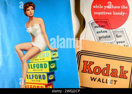 Vecchi portafogli negativi Kodak e Ilford (anni '1950) con design / pubblicità d'epoca Foto Stock