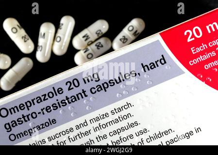 Capsule da 20 mg resistenti all'omeprazolo - per il trattamento di bruciore di stomaco e indigestione Foto Stock
