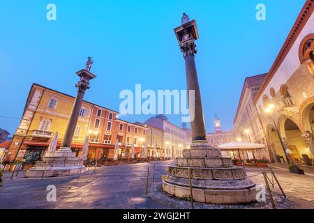 Ravenna, Italia a Piazza del Popolo con al crepuscolo le colonne veneziane di riferimento. Foto Stock