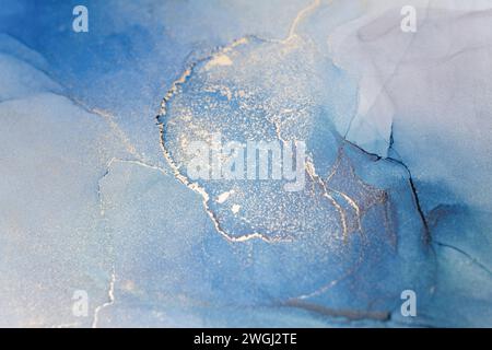 Inchiostro blu e oro alcolico. Lo stile incorpora i vortici di marmo o le increspature di agata. Foto Stock