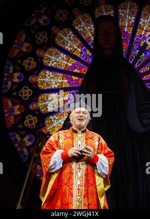 Ian Lavender (monsignor Howard) in SISTER ACT al London Palladium, Londra W1 02/06/2009 musica: Alan Menken testo: Glenn Slater libro: Cheri Steinkellner & Bill Steinkellner scenografia: Klara Zieglerova costumi: Lez Brotherston illuminazione: Natasha Katz coreografia: Anthony van Laast regista: Peter Schneider Foto Stock