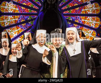 l-r: Patina Miller (sorella Mary Clarence), Ian Lavender (monsignor Howard), Sheila Hancock (madre superiore) in SISTER ACT al London Palladium, Londra W1 02/06/2009 musica: Alan Menken testi: Glenn Slater libro: Cheri Steinkellner & Bill Steinkellner scenografia: Klara Zieglerova costumi: Lez Brotherston illuminazione: Natasha Katz coreografia: Anthony van Laast regista: Peter Schneider Foto Stock