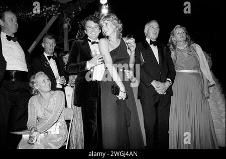 nuovo denaro degli anni '1980, ricco gruppo di persone che sono soddisfatte di se stesse. Al ballo estivo annuale di Berkley Square a Londra. Westminster, Londra, Inghilterra settembre 1981 Regno Unito HOMER SYKES Foto Stock