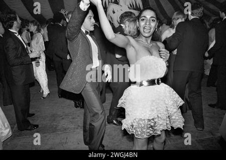 Abito da cocktail senza spalline anni '1980 Regno Unito. La ricca classe media danzerà tutta la notte all'annuale Berkeley Square Ball di Londra. Westminster, Londra, Inghilterra settembre 1981 HOMER SYKES Foto Stock