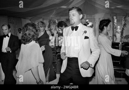 Westminster, Londra, Inghilterra settembre 1981. La ricca classe media danzerà tutta la notte all'annuale Berkeley Square Ball di Londra. HOMER SYKES nel Regno Unito degli anni '1980 Foto Stock
