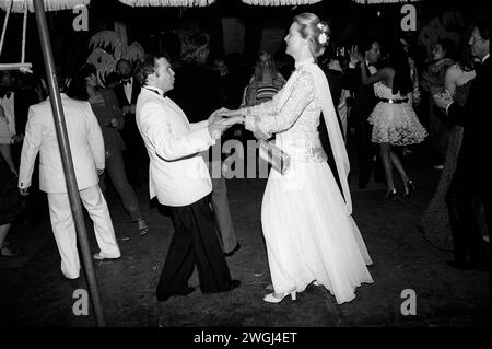 Westminster, Londra, Inghilterra settembre 1981. La ricca classe media danzerà tutta la notte all'annuale Berkeley Square Ball a Westminster, Londra. Anni '1980 Regno Unito. HOMER SYKES Foto Stock