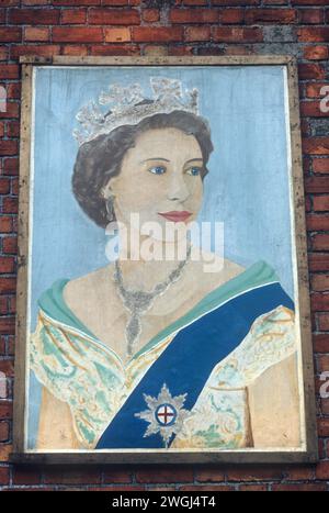 Ritratto lealista protestante della regina Elisabetta II, murale di Belfast 1970 Irlanda del Nord Regno Unito. Anni '1970 (1 di 2) questo è abbinato al ritratto del duca di Edimburgo. (2WGJ4T9) HOMER SYKES Foto Stock