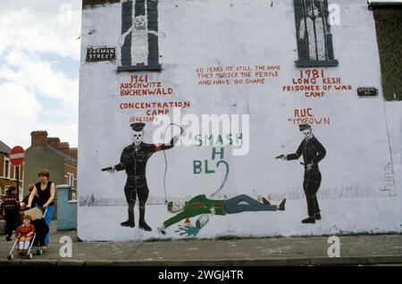 The Troubles 1980s Belfast. Arte politica cattolica primitiva. Ricordando il lungo campo di internamento di Kesh il blocco H, dove molti sostenitori dell'IRA erano detenuti. 1981 Irlanda del Nord Regno Unito HOMER SYKES Foto Stock