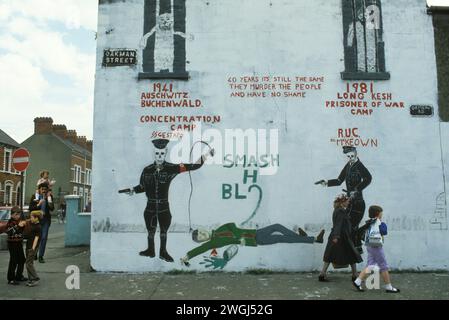 Irlanda del Nord i problemi. 1981 Belfast Catholic Political Wall painting. Ricordando il lungo campo di internamento di Kesh dove si tenevano molti sostenitori dell'IRA. 1980 anni REGNO UNITO HOMER SYKES Foto Stock