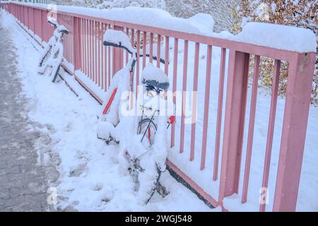 Bicicletta catturata durante una tempesta di neve serale... Neve innevata di torce di neve Foto Stock