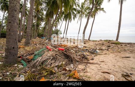 Spazzatura della spazzatura versata sulla spiaggia del Vietnam Foto Stock