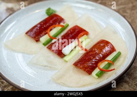 Pelle di anatra pechinese fritta, servita su piatto Foto Stock