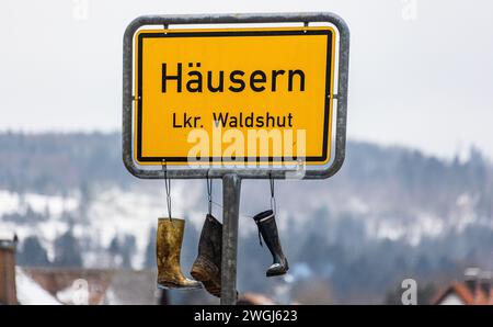 Beim Ortsschild Häusern im Landkreis Waldshut wurden Gummistiefel der Bauern simbolisch an den Nagel gehängt. Die Bauern protestieren gegen Die Ampel- Foto Stock