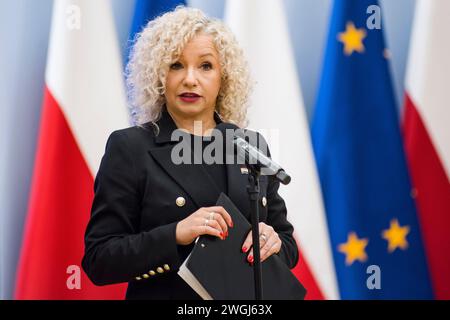 Ministro dell'uguaglianza, Katarzyna Kotula interviene durante la conferenza stampa di Varsavia. A Varsavia, il ministro per l'uguaglianza, Katarzyna Kotula, ha annunciato il patrocinio della quarta edizione nazionale della classifica delle scuole amichevoli LGBTQ. Ha dichiarato pieno sostegno alle iniziative che promuovono l'apertura e l'uguaglianza nelle scuole. Kotula, spiegando perché la classifica si concentra sui giovani LGBTQ, ha osservato che "le statistiche parlano da sole". Ha indicato che "un quarto dei giovani LGBTQ ha sintomi di depressione, quasi tre quarti hanno pensieri suicidi". Il ministro ha anche detto che c'è stato un Foto Stock