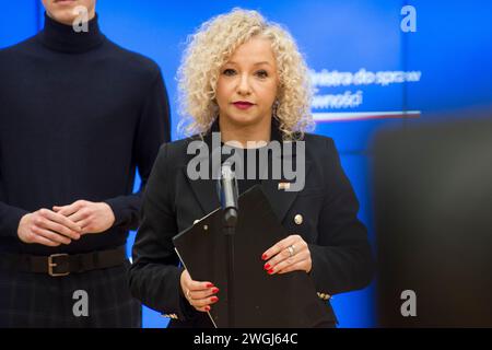 Ministro dell'uguaglianza, Katarzyna Kotula interviene durante la conferenza stampa di Varsavia. A Varsavia, il ministro per l'uguaglianza, Katarzyna Kotula, ha annunciato il patrocinio della quarta edizione nazionale della classifica delle scuole amichevoli LGBTQ. Ha dichiarato pieno sostegno alle iniziative che promuovono l'apertura e l'uguaglianza nelle scuole. Kotula, spiegando perché la classifica si concentra sui giovani LGBTQ, ha osservato che "le statistiche parlano da sole". Ha indicato che "un quarto dei giovani LGBTQ ha sintomi di depressione, quasi tre quarti hanno pensieri suicidi". Il ministro ha anche detto che c'è stato un Foto Stock