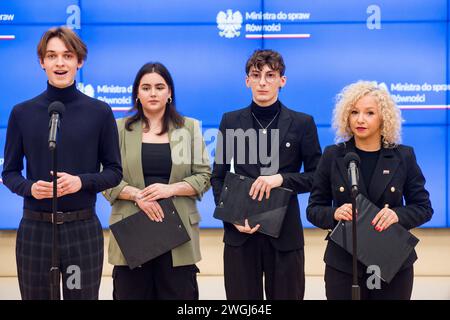 Ministro dell'uguaglianza (R), Katarzyna Kotula interviene durante la conferenza stampa di Varsavia. A Varsavia, il ministro per l'uguaglianza, Katarzyna Kotula, ha annunciato il patrocinio della quarta edizione nazionale della classifica delle scuole amichevoli LGBTQ. Ha dichiarato pieno sostegno alle iniziative che promuovono l'apertura e l'uguaglianza nelle scuole. Kotula, spiegando perché la classifica si concentra sui giovani LGBTQ, ha osservato che "le statistiche parlano da sole". Ha indicato che "un quarto dei giovani LGBTQ ha sintomi di depressione, quasi tre quarti hanno pensieri suicidi". Il ministro ha anche detto che c'è ape Foto Stock