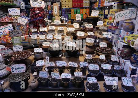 MOLTE TAZZE DI VARI TIPI DI TÈ SONO ESPOSTE ALL'INTERNO DEL NEGOZIO Foto Stock