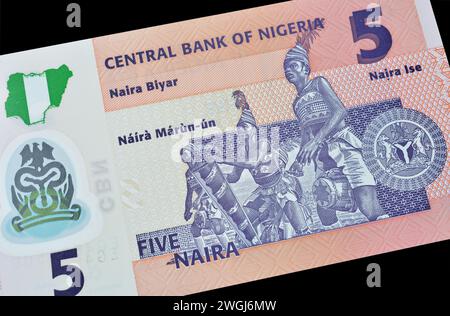 Retro di una banconota da 5 Naira stampata dalla Nigeria, che mostra i giocatori di tamburi e la bandiera nigeriana Foto Stock