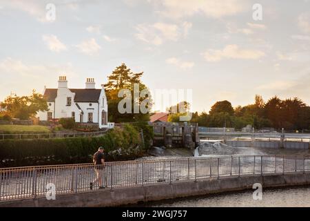 Ponte pedonale Salmon Weir Foto Stock