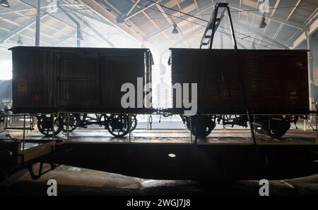 Due vagoni merci in silhouette al Barrowhill Rail Museum di Chesterfield, Inghilterra. Foto Stock