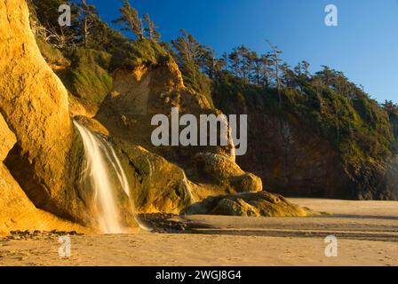 Spiaggia cascata, abbraccio Point State Park, Oregon Foto Stock